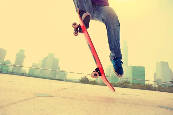 Skater kobieta jazdy na deskorolce — Zdjęcie stockowe