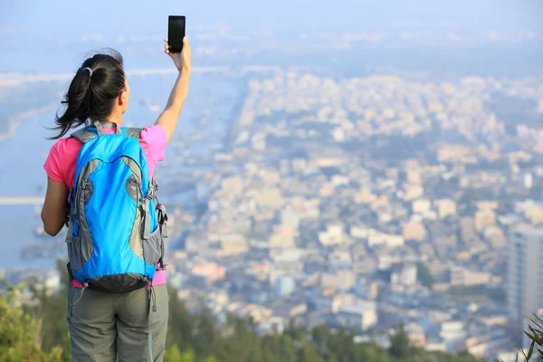 Genç kadın hiker kullanmak akıllı telefon — Stok fotoğraf