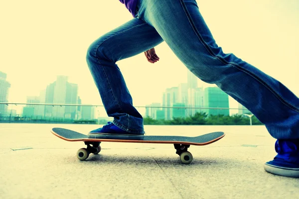 Femme skateboarder skateboard — Photo