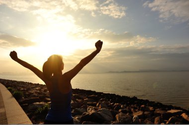 kadın açık denizde güneşin altında silah