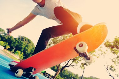 Kadın kaykaycı skate Park