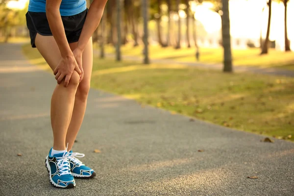 Woman runner  injured leg — Stock Photo, Image