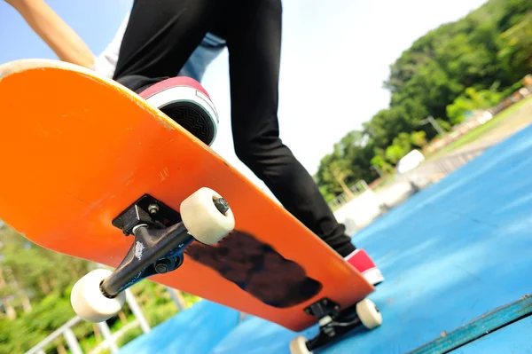 Woman skateboarder at skate park — Stock Photo, Image