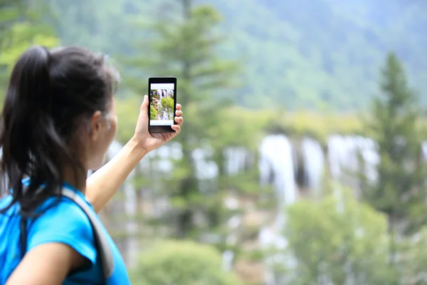 Mujer turista tomando fotos — Foto de Stock