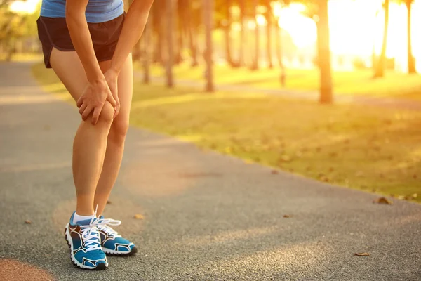 Woman runner  injured leg — Stock Photo, Image