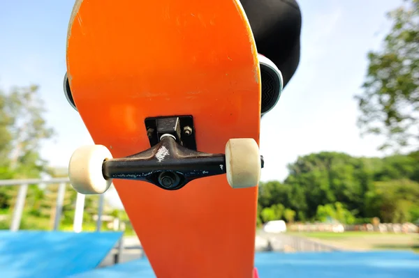 女子滑板滑板公园 — 图库照片
