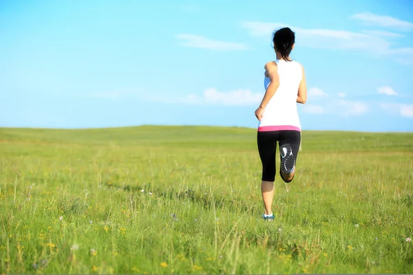 Athlete running on grass — Stock Photo, Image