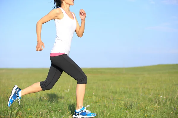 Athlete running on grass — Stock Photo, Image