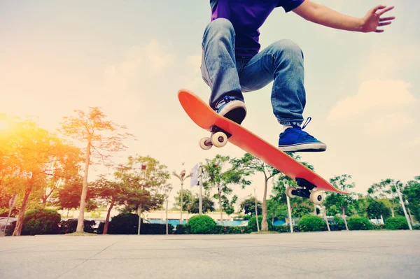 Skateboarding woman sunrise — Stock Photo, Image