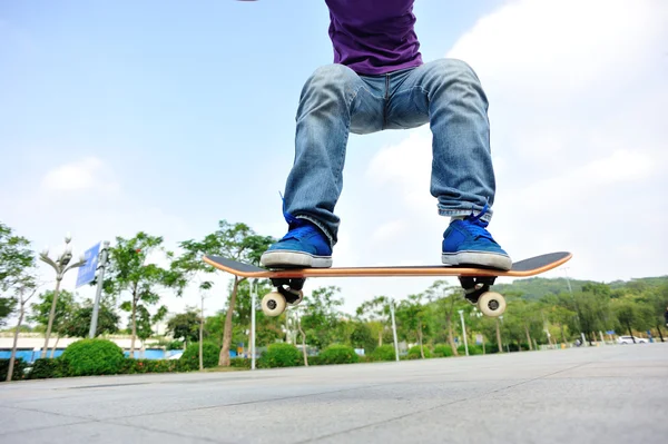 Skater jazda na deskorolce — Zdjęcie stockowe