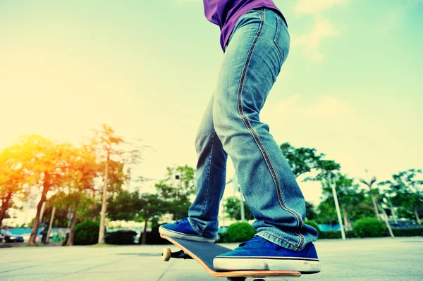 Skateboarding woman sunrise — Stock Photo, Image