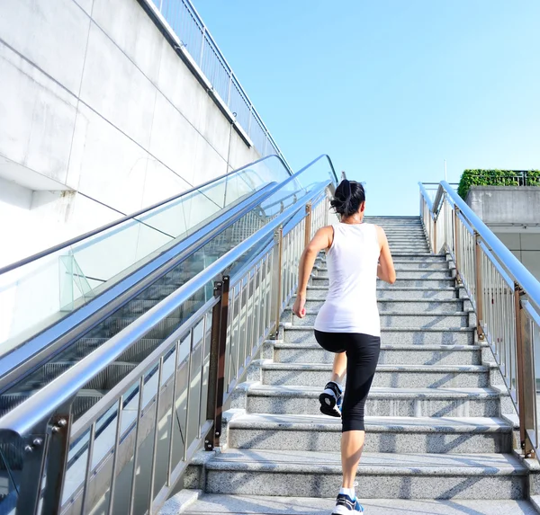 Athlète en marche sur escaliers mécaniques — Photo