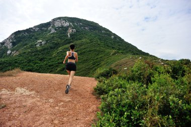çalışan genç bir kadın