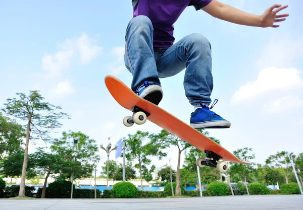 Skateboarder skateboarding — Foto de Stock