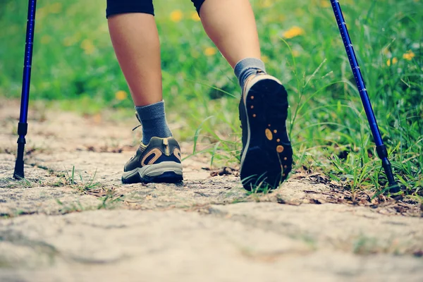 Woman hiker hiking — Stock Photo, Image