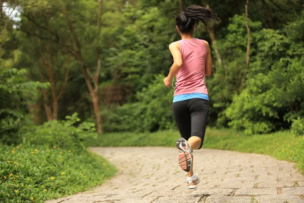 Atleet wordt uitgevoerd op weg — Stockfoto