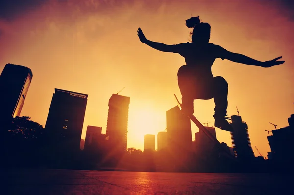 Skateboardåkare på sunrise city — Stockfoto