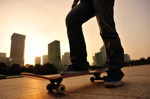 Скейтбордист в городе восхода солнца — стоковое фото