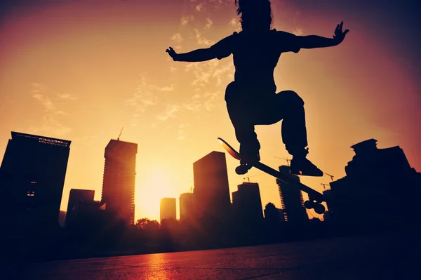 Skateboarder en la ciudad del amanecer — Foto de Stock