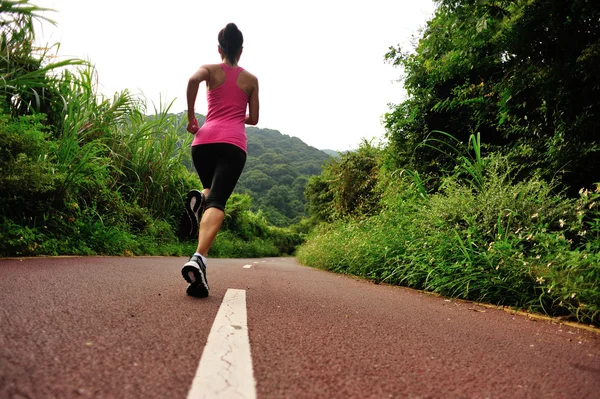 Atleta correndo na estrada — Fotografia de Stock