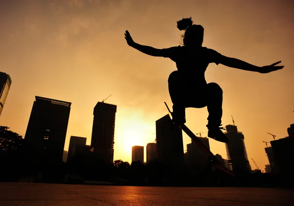 Скейтбордист в городе восхода солнца — стоковое фото