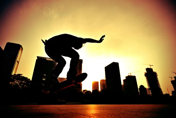Skateboarder bij zonsopgang city — Stockfoto