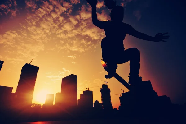 Skateboarder  at sunrise city — Stock Photo, Image