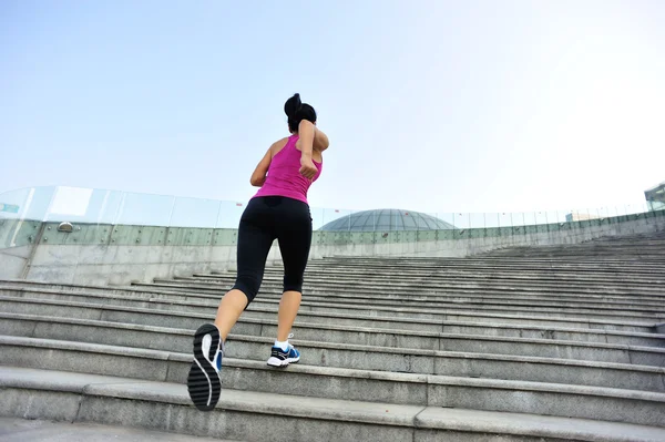 Atleta correndo em escadas — Fotografia de Stock