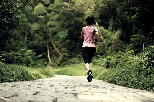 Νέοι γυμναστήριο γυναίκα που τρέχει — Φωτογραφία Αρχείου