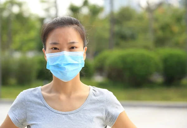 Mulher asiática usar máscara facial — Fotografia de Stock