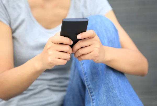 Kvinna använda mobiltelefon — Stockfoto