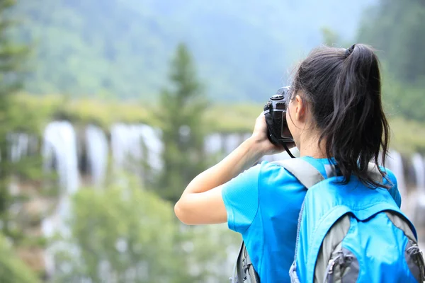 Fotograf v jiuzhaigou parku — Stock fotografie