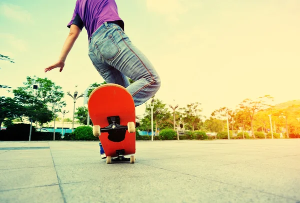 Vrouw skateboarder — Stockfoto