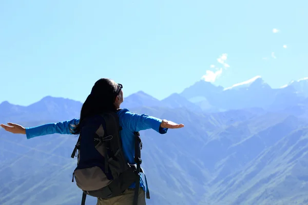Пешеходная женщина на вершине горы — стоковое фото
