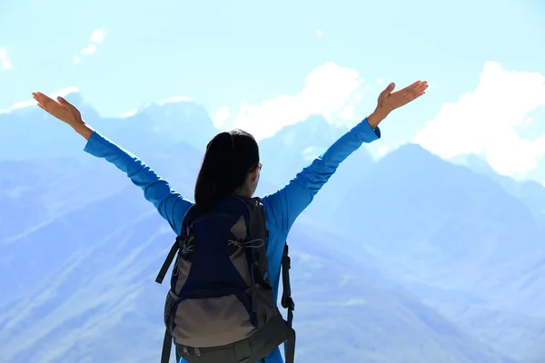 Hiking woman on mountain peak — Stock Photo, Image