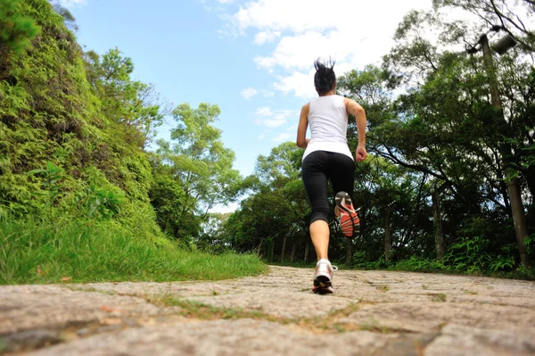 Atleta corriendo por carretera — Foto de Stock