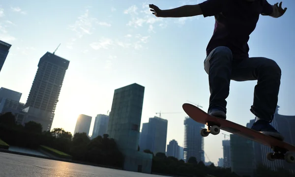 Skateboarder skateboarding —  Fotos de Stock