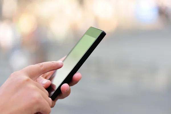 Le mani della donna usano lo smartphone — Foto Stock