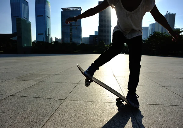 Skateboarder κάνει σκέιτ μπορντ — Φωτογραφία Αρχείου