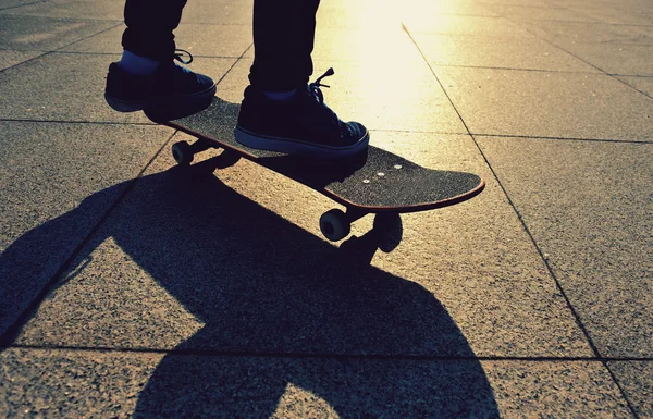 Skateboarder skateboarding — Foto de Stock