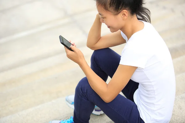 Mujer joven usar el teléfono celular — Foto de Stock