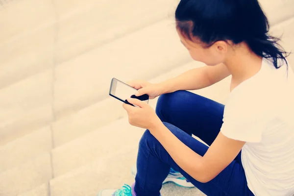 Молода жінка використовує мобільний телефон — стокове фото