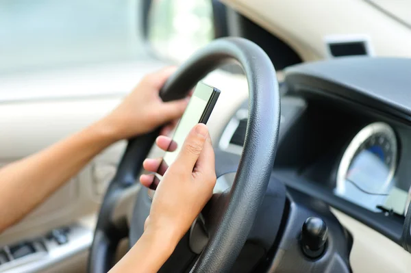 Řidička používají její mobilní telefon — Stock fotografie