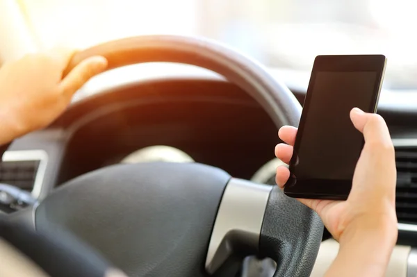 Femme chauffeur utiliser son téléphone portable — Photo