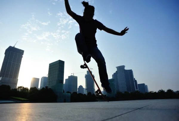 Skater jazda na deskorolce — Zdjęcie stockowe