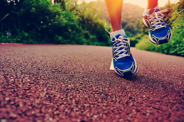 Runner legs running at forest — Stock Photo, Image