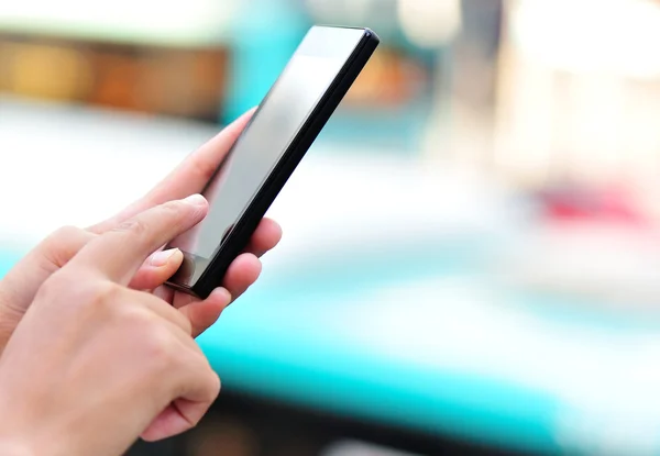 Las manos de mujer usan teléfono inteligente — Foto de Stock