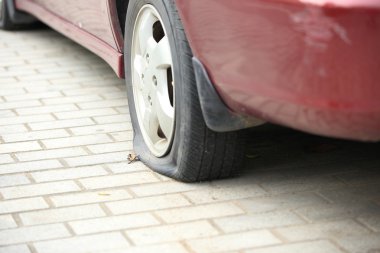 Araba tekerlek üzerinde düz lastik