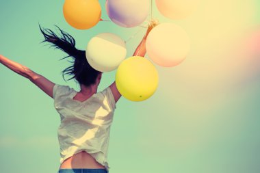 Balonlu Asyalı kadın