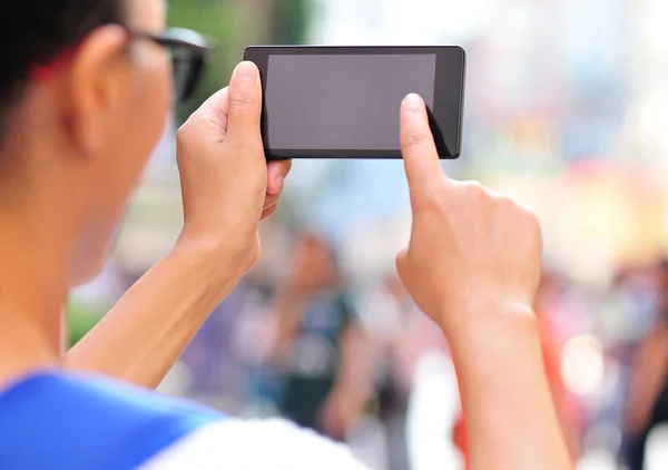 Asiatin benutzt Smartphone — Stockfoto